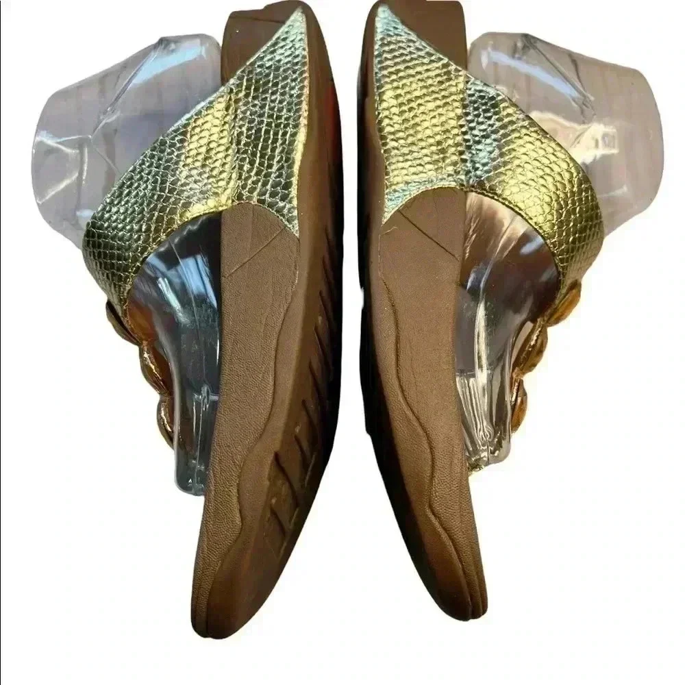 WOMEN’S FITFLOPS GOLD W/GOLD BEADED DETAILS•SIZE 10•PREOWNED GREAT CONDITION•